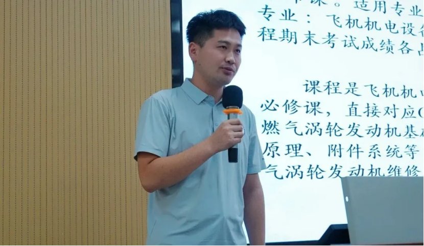 校内外专家组成评审专班现场点评问诊